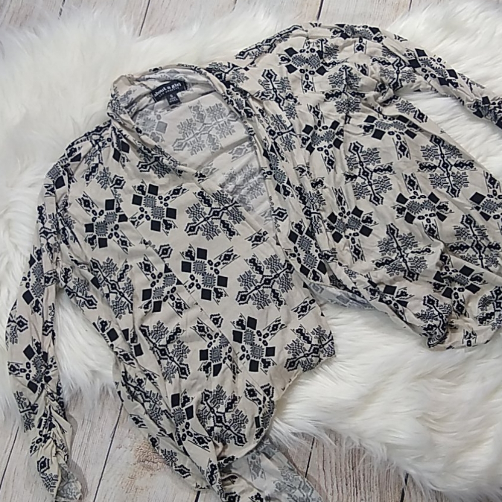 About A Girl Southwest Shrug Sweater 3/4 sleeve S